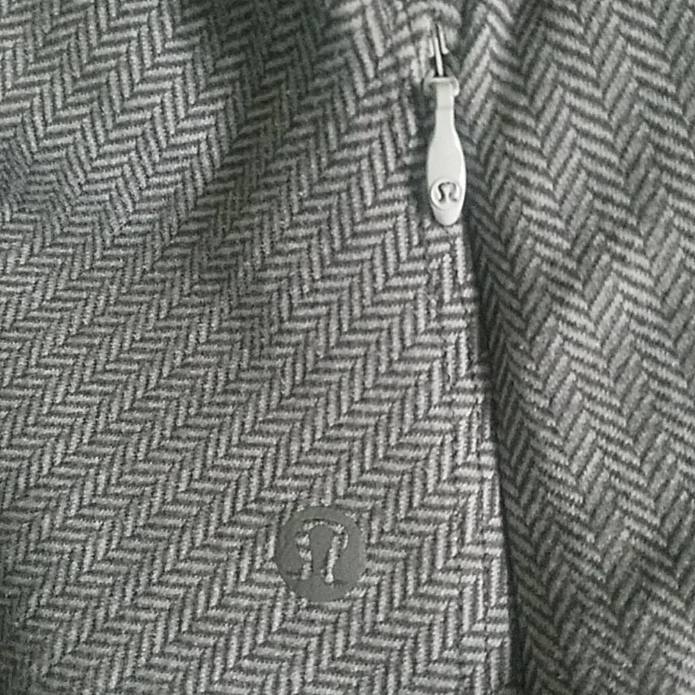 Lululemon Athletica Long Sleeve Shirt Top Herringbone Pattern Size 6 Gray Active